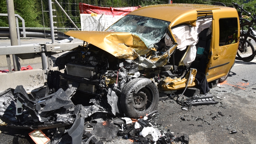 Das total zerstörte Auto der Familie.