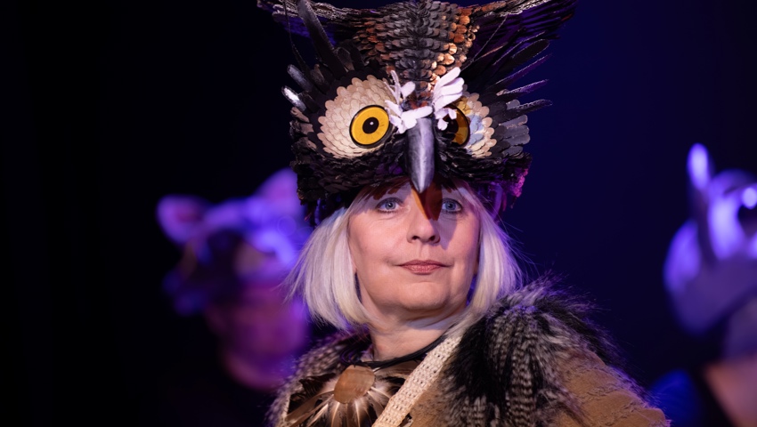 Susanne Schmidt: Die pensionierte Lehrerin Frau Ulenberg verwandelst sich letztlich in eine beeindruckend schöne Eule.