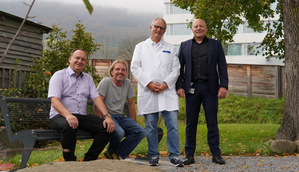  (Von links) Gemeindepräsident Niklaus Lippuner, Initiant Werner Eggenberger, Stiftungspräsident Philipp Rohner und CEO der Spitalregion RWS Jochen Steinbrenner am «Ort der Ruhe». 