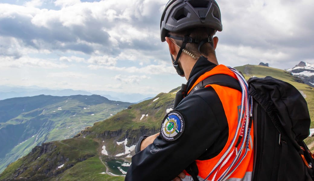 Die aufgebotenen Einsatzkräfte fanden den Bergsteiger tot unterhalb des Wanderwegs.