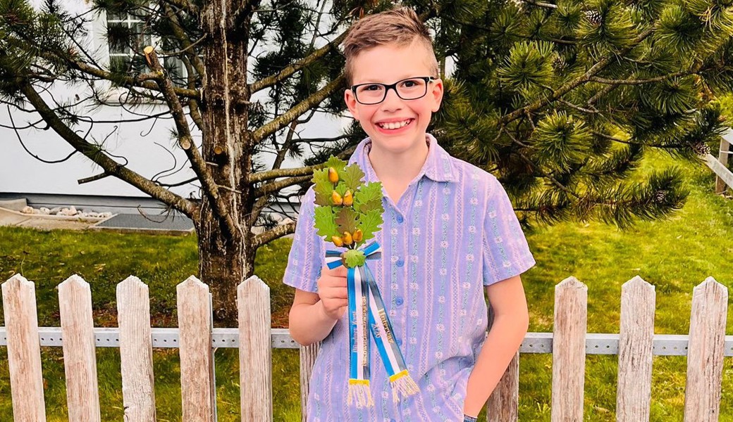 Lukas Sprecher freut sich über den Zweiggewinn am Kantonalen Nachwuchsschwingfest in Untervaz.