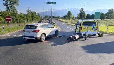 43-jähriger Motorradfahrer bei Zusammenstoss mit Auto verletzt