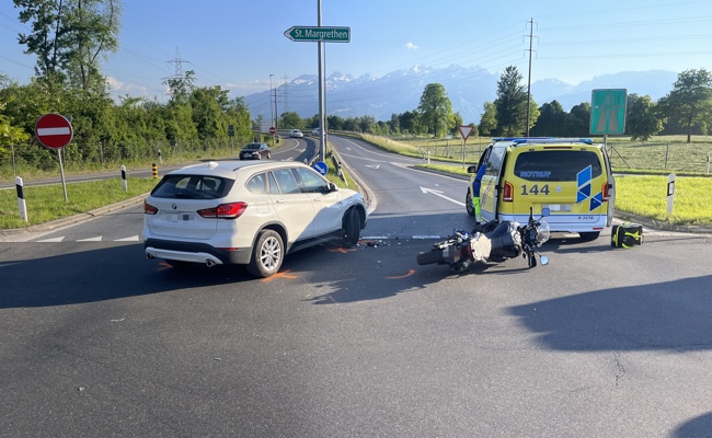 43-jähriger Motorradfahrer bei Zusammenstoss mit Auto verletzt