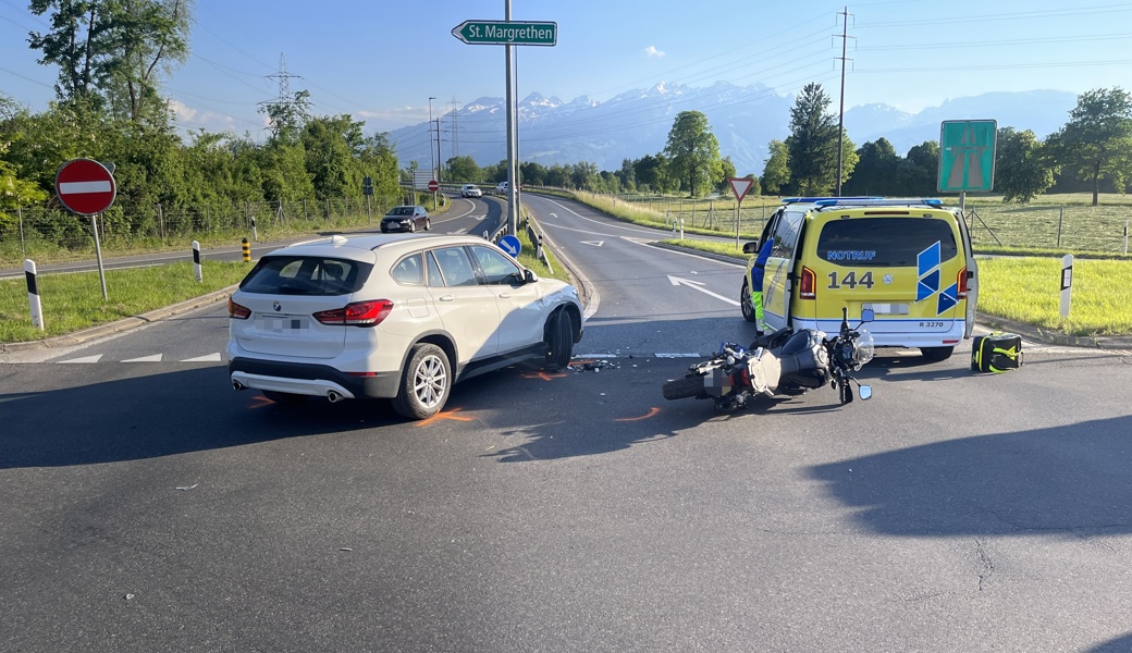 43-jähriger Motorradfahrer bei Zusammenstoss mit Auto verletzt