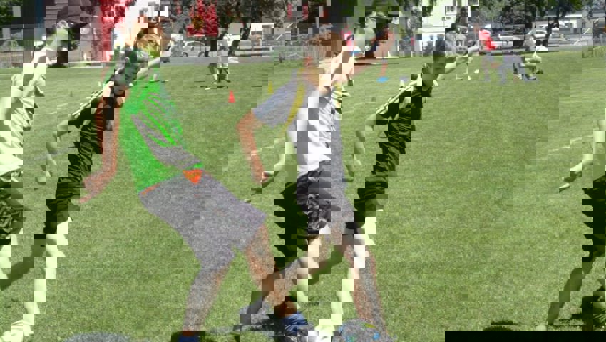  Im Fussball wurde um jeden Ball gekämpft, ohne jedoch die sportliche Fairness zu vergessen. 