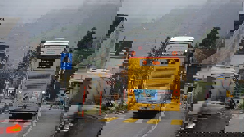  In Grabs hält das Postauto auf der Fahrbahn, die nachfolgenden Autos müssen warten. 