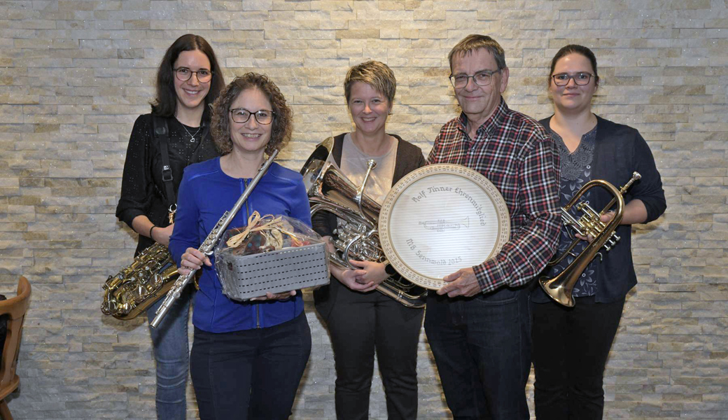 Von links: Stefanie Vogel (Eintritt / Wahl zum Materialwart), Yvonne Büsser (Demission Materialwart), Manuela Roduner (Eintritt), Rolf Tinner (Ehrenmitglied) und Andrea Wohlwend (Präsidentin).