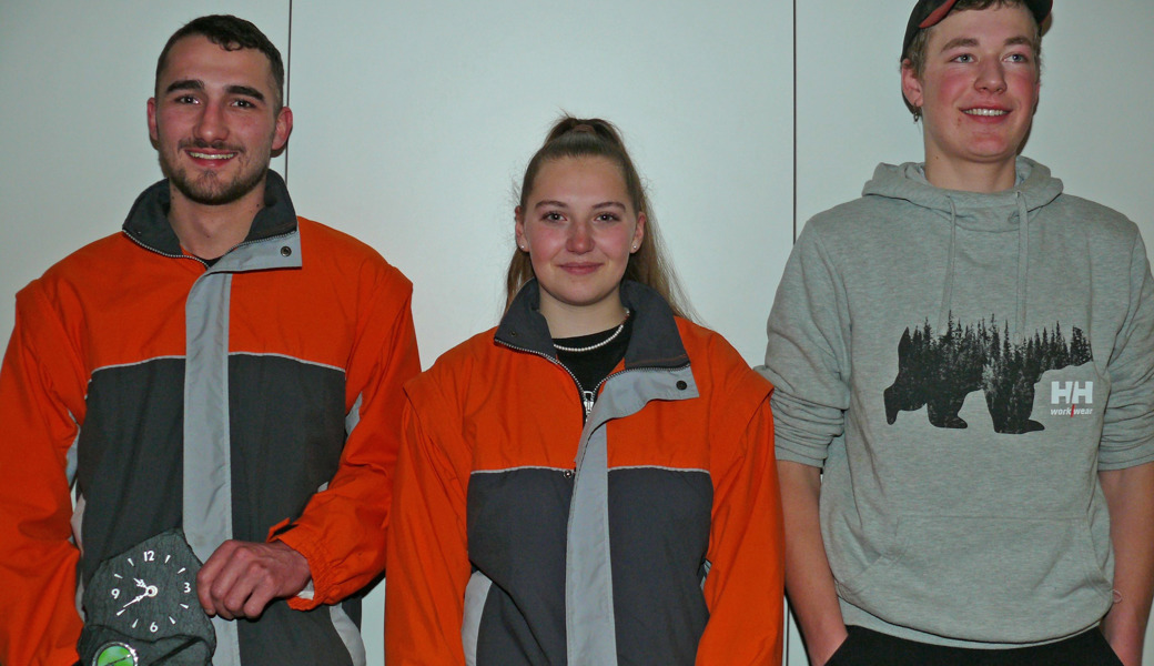 Neicel Lieberherr (MSV Speer-Laad), Tanja Schmid (MSV Speer-Laad) und Christian Forrer (SV Stein, von links) belegten bei den Jungschützen die ersten Plätze und wurden ausgezeichnet. 