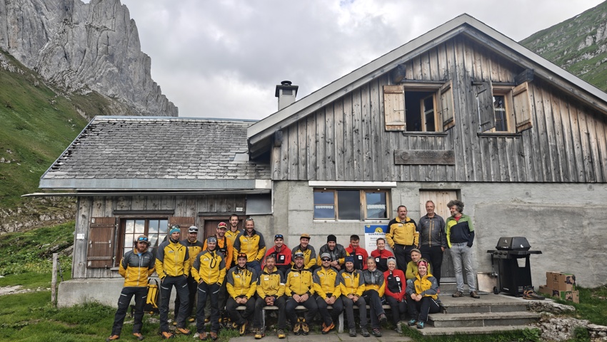Die Kursteilnehmerinnen und -teilnehmer vor der Roslenalphütte.