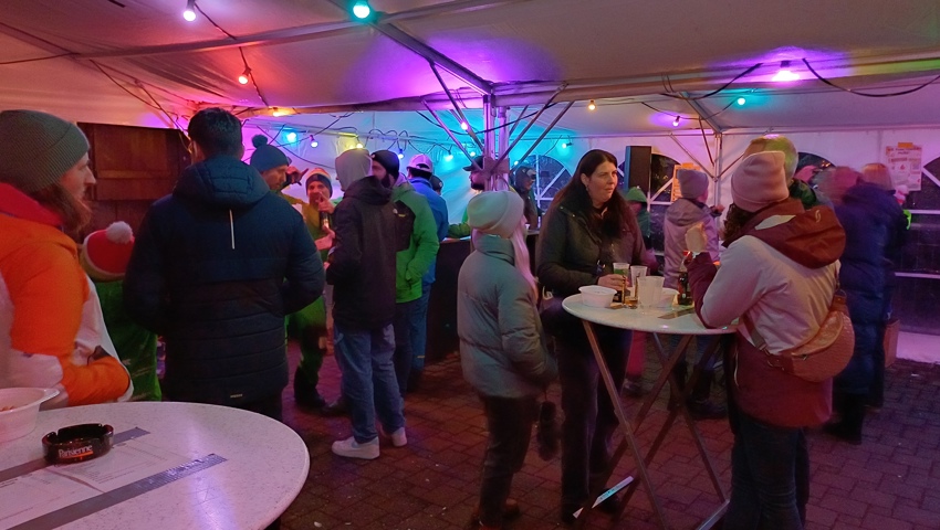 Gemütliche Runde an der Après-Ski-Party des Skiclubs Buchs.