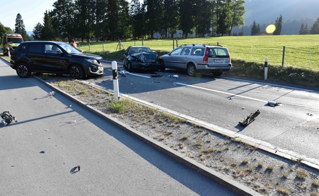 Sechs verletzte Personen nach Unfall mit vier Autos
