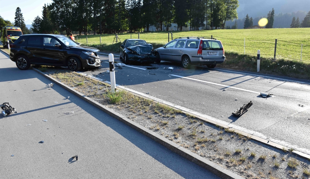 Kollision von vier Autos forderte sechs verletzte Personen.