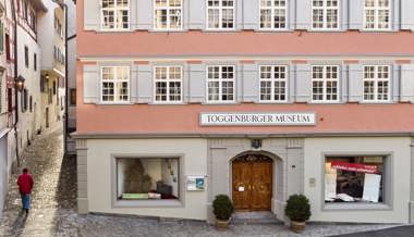 Tücher mit Zeitgeist: Familie Heberlein schenkt Toggenburger Museum rund 50 historische Stoffe