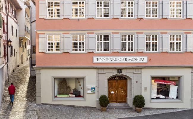 Tücher mit Zeitgeist: Familie Heberlein schenkt Toggenburger Museum rund 50 historische Stoffe