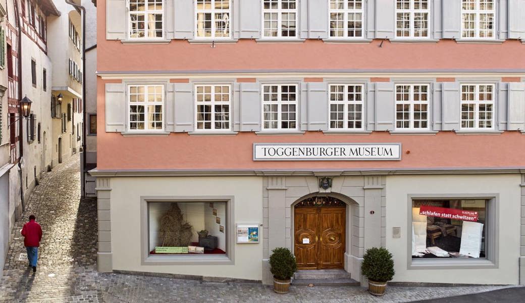 Tücher mit Zeitgeist: Familie Heberlein schenkt Toggenburger Museum rund 50 historische Stoffe