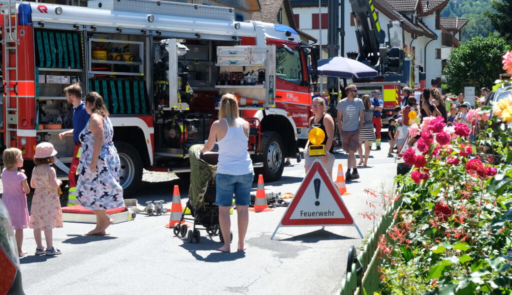  Die Ausstellung von Fahrzeugen der Feuerwehr Werdenberg Süd am Ranser und Oberräfiser Dorffest war interessant. Bilder: Heini Schwendener