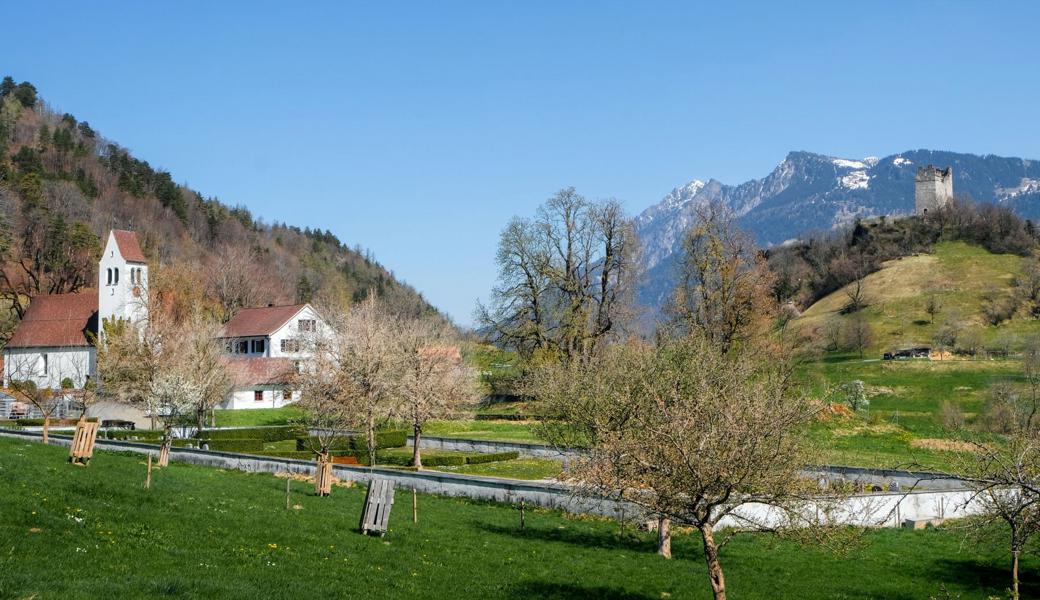 Auf unserer langen Wanderung ist die Kirche von Gretschins erreicht, auf dem Hügel rechts thront die Burgruine Wartau.