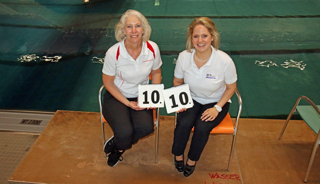 Grosse Auszeichnung für Debbie Jütz (links) und Katrin Eggenberger: Ein Sechstel des Wettkampfgerichts an den Weltmeisterschaften in Fukuoka (Japan) stammt vom SC Flös Buchs.