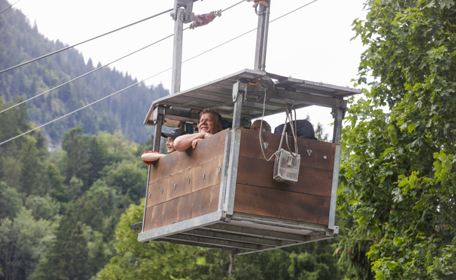 Ruckelnde Holzkiste 80 Meter über Boden