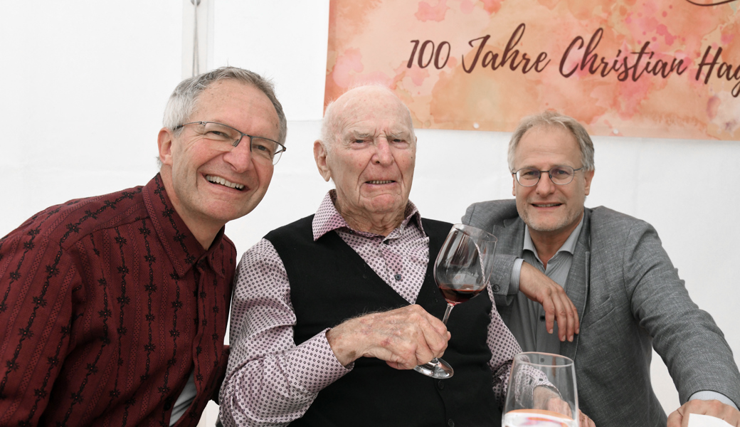 Christian Hagmann (Mitte) feierte den 100. Geburtstag, Gratulanten waren auch die Gemeindepräsidenten Axel Zimmermann, Pfäfers (links) und Edi Neuhaus, Sevelen. 