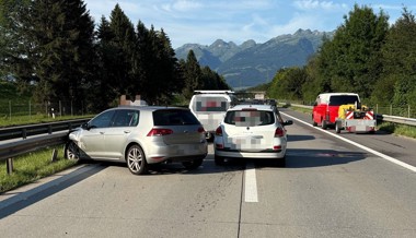 Vierfach-Unfall verursacht 65'000 Franken Schaden und grossen Stau