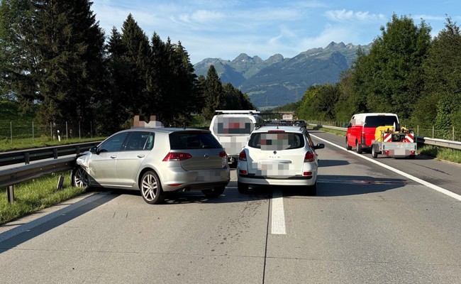 Vierfach-Unfall verursacht 65'000 Franken Schaden und grossen Stau