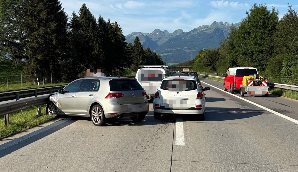 Erst drei, dann vier beteiligte Fahrzeuge. Auf der A13 hat's ordentlich «chlepft».