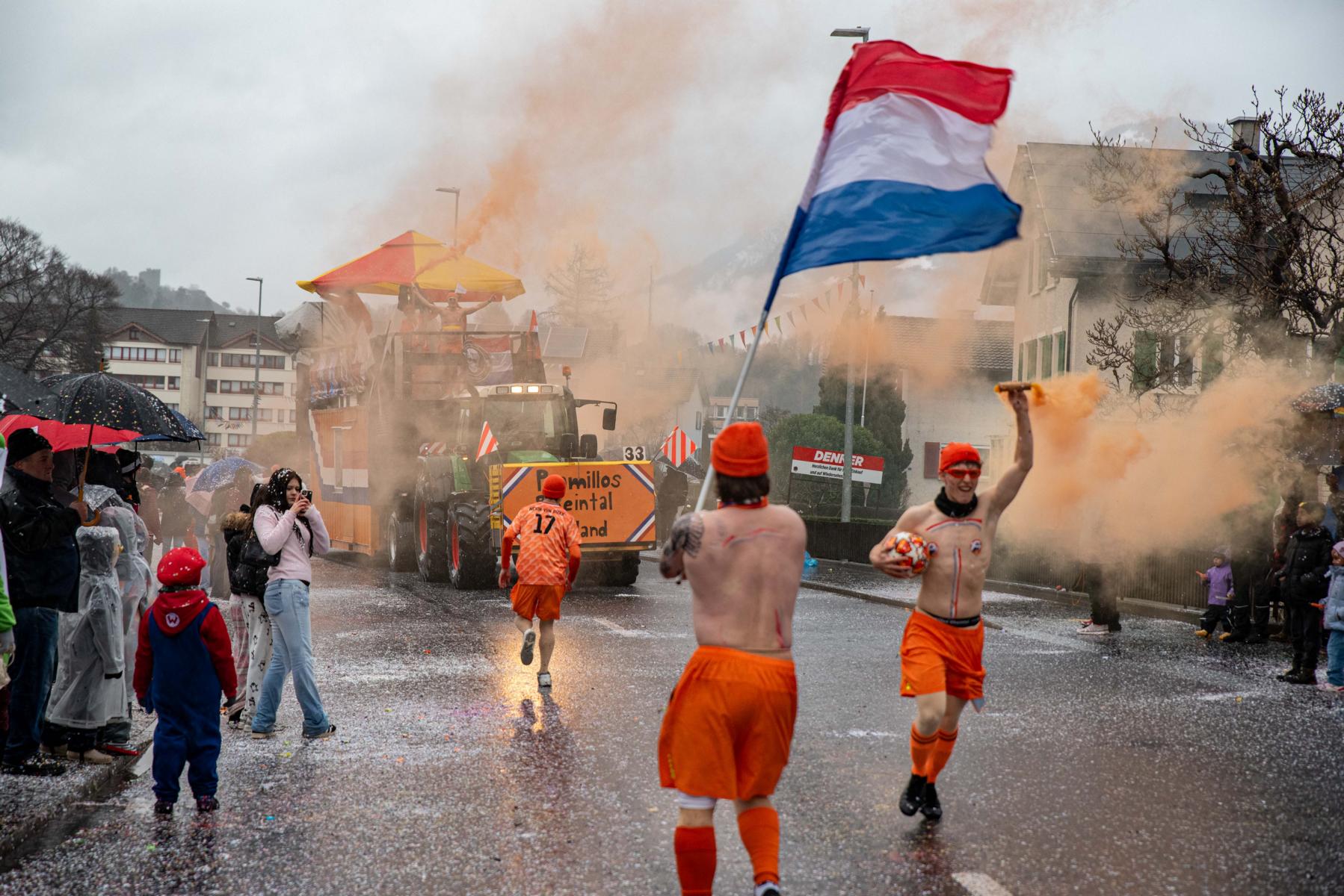 Fasnachtsfans in Wartau trotzen dem Dauerregen und der Kälte