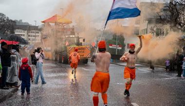 Fasnachtsfans in Wartau trotzen dem Dauerregen und der Kälte