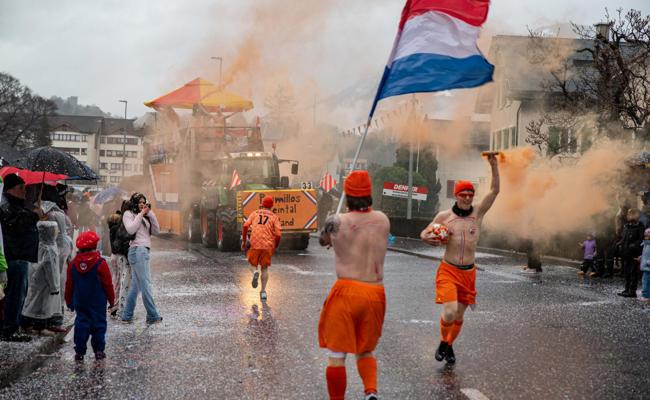 Fasnachtsfans in Wartau trotzen dem Dauerregen und der Kälte