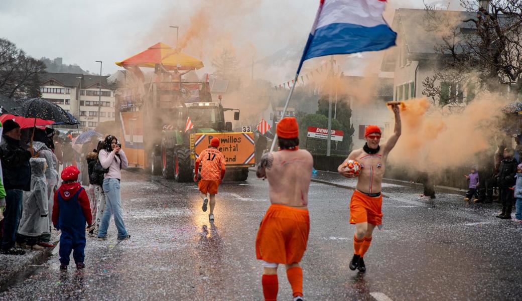 Fasnachtsfans in Wartau trotzen dem Dauerregen und der Kälte