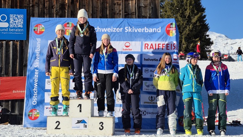 Im ersten Slalom belegte der SC Grabserberg mit Dana Attenhofer und Ellen Kos die Plätze eins und zwei in der Kategorie U14 Mädchen.