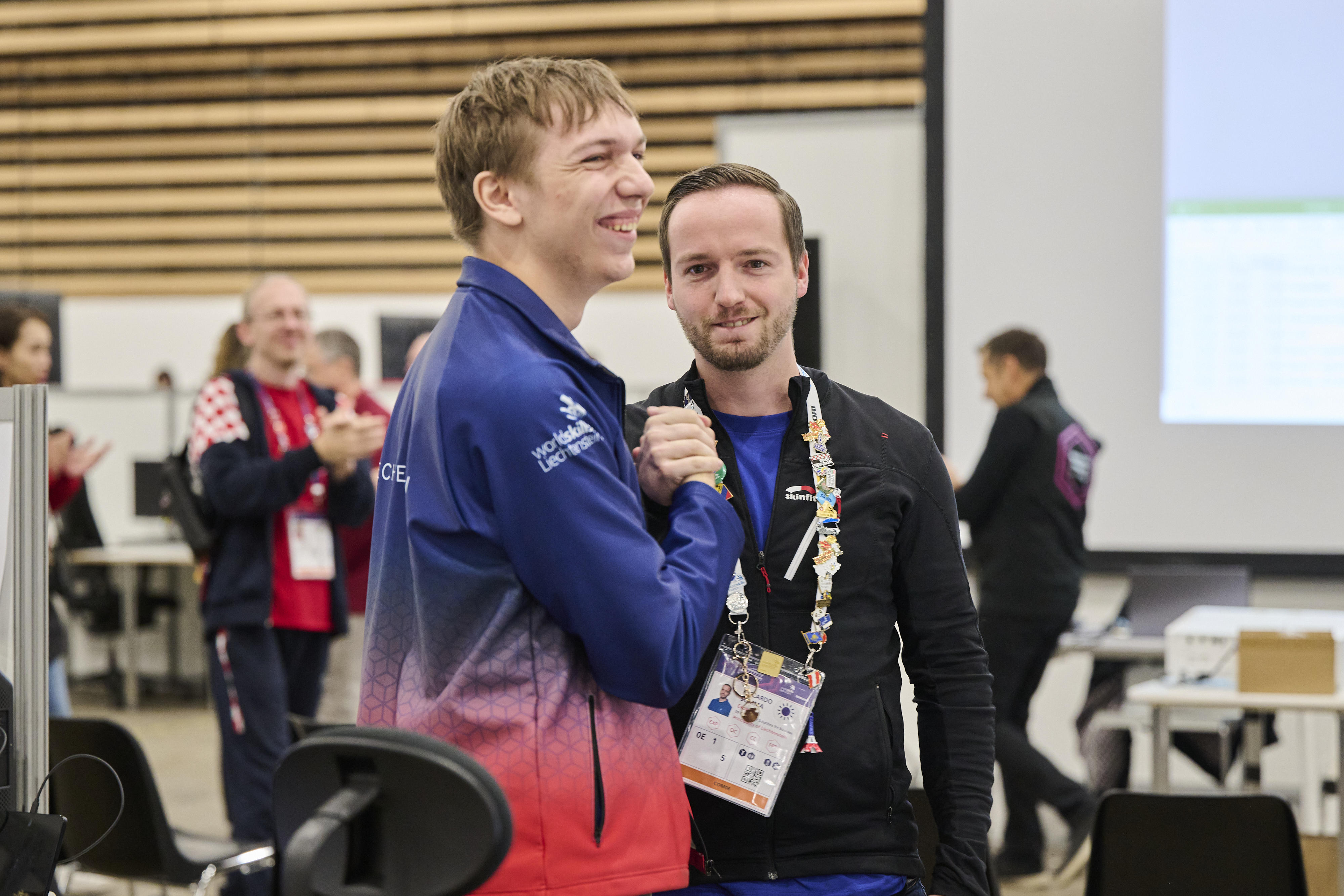 Allen Turbulenzen mit einem Lächeln im Gesicht begegnet