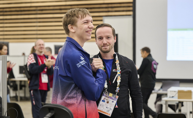 Allen Turbulenzen mit einem Lächeln im Gesicht begegnet