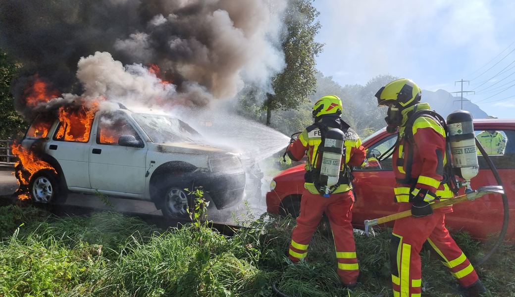 Ein brennendes Auto – der Umwelt zuliebe in einer Brandwanne platziert.