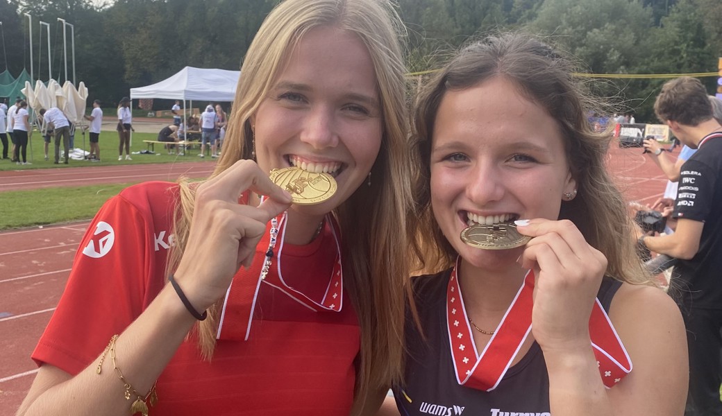 Die Medaillengewinnerinnen Emilia Schwarz (rechts) und Tina Capol.