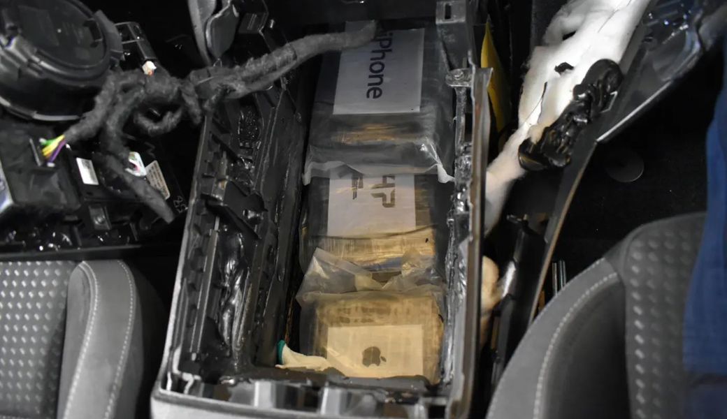 Als eine 45-jährige Serbin in Widnau einreisen wollte, wurden in der Mittelkonsole ihres Autos diese Drogen gefunden: Zehn Kilo Kokain und zwei Kilo Heroin.