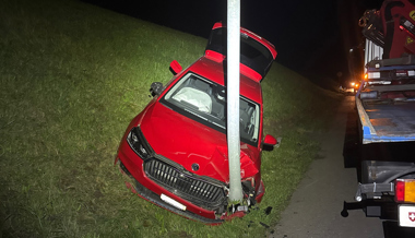 Mit Karacho in Kandelaber gekracht