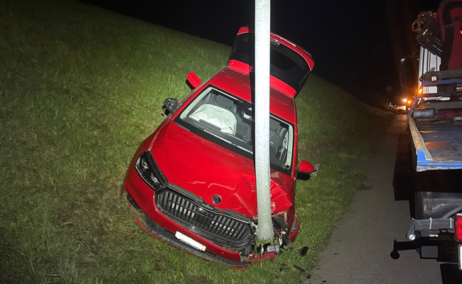 Mit Karacho in Kandelaber gekracht