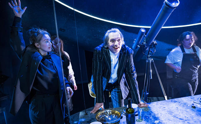 Brecht im TAK: «Leben des Galilei» feiert umjubelte Premiere