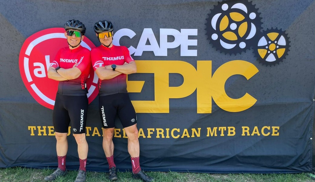 Sie sind stolze Finisher des Cape Epic: Oliver Friedrich aus Buchs (links) und Tobias Bless aus Walenstadt.
