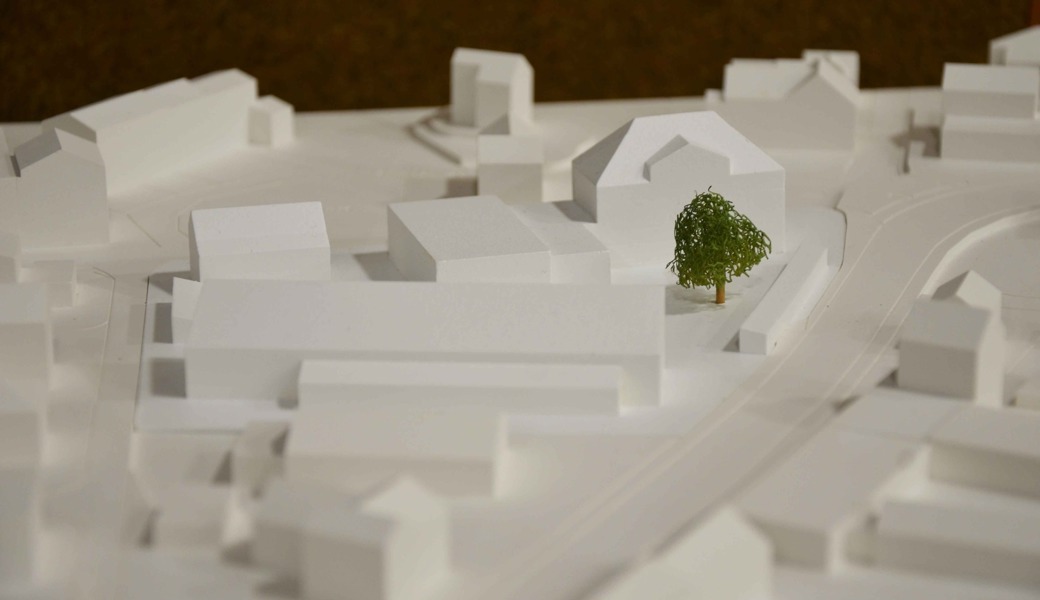 Vergangenes Jahr hat das Stimmvolk dem Erweiterungsneubau des Schulhauses in Weite zugestimmt. Dafür muss die Gemeinde das südlich angrenzende Grundstück (auf dem Modell im Vordergrund) kaufen.