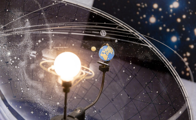 Eine Kantischülerin greift nach den Sternen