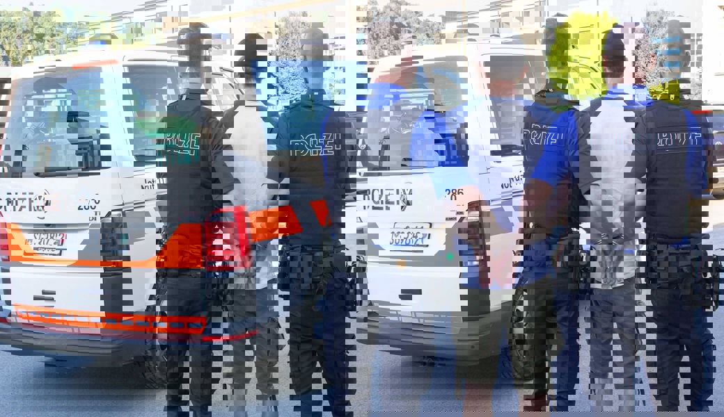 Festnahme: Ein 49-Jähriger entwendete eine Kopfbedeckung aus einem Auto.