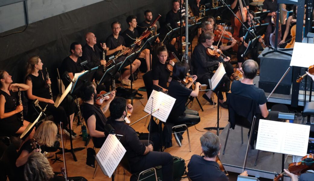  Manfred Mayerhofer dirigiert das Orchester Sinfonietta Vorarlberg bei den Werdenberger Schloss-Festspielen. 