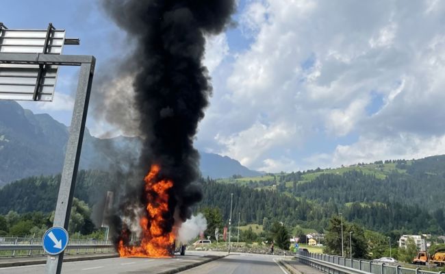 Brennender Traktor mit Ballenpresse legte den Verkehr lahm