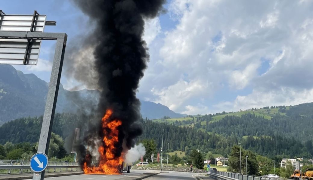 Brennender Traktor mit Ballenpresse legte den Verkehr lahm
