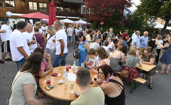 Grabs feiert den Sommer: Die Dorfstrasse macht sich gut als Piazza Grande