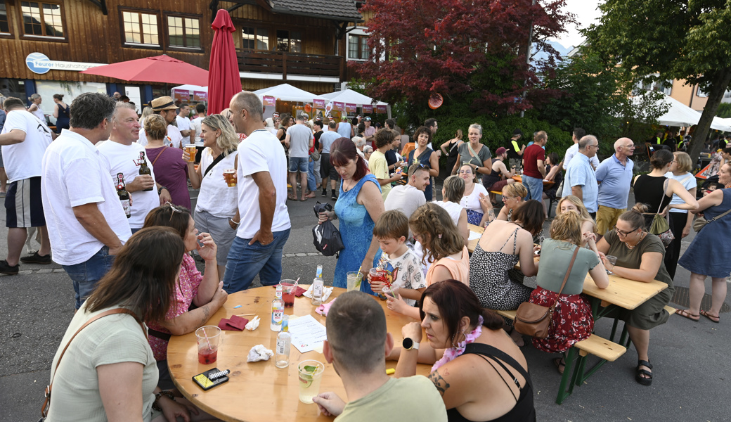 Grabs feiert den Sommer: Die Dorfstrasse macht sich gut als Piazza Grande
