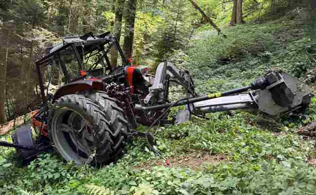 73-Jähriger stirbt bei Traktorunfall während Mulcharbeiten